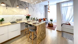 Refrigerador, placa de cocina, tetera/pava eléctrica