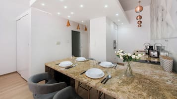 Apartamento (1) | Cocina privada | Frigorífico, placa de cocina, hervidor eléctrico y utensilios de cocina