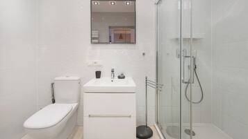 Apartment (1) | Bathroom | Shower, towels