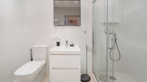 Căn hộ (1) | Phòng tắm | Buồng tắm vòi sen, khăn tắm 