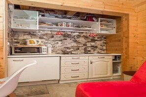 Wasserkocher mit Kaffee-/Teezubehör, Kühlschrank, Mikrowelle, Herdplatte