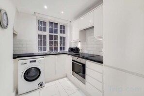 Fridge, microwave, oven, stovetop - Princess Court Residences (London)