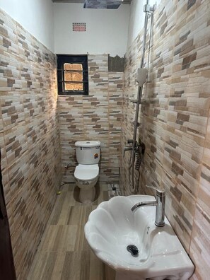 Quarto casal luxo | Banheiro | Chuveiro, toalhas de banho, papel higiênico 