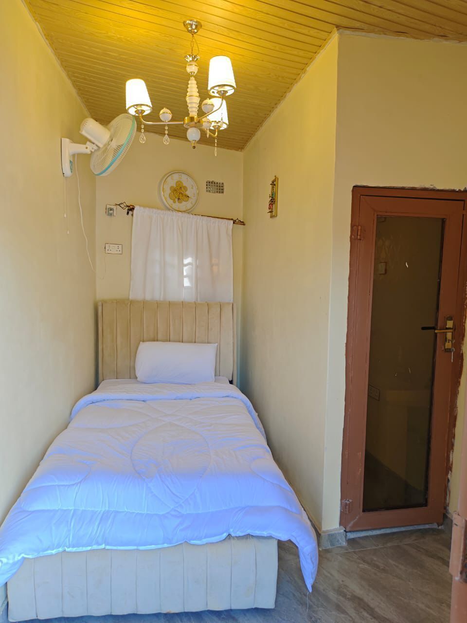 Quarto solteiro standard | Escrivaninha, espaço de trabalho para notebook, Wi-Fi de cortesia