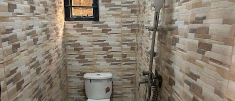 Ducha, toallas, papel higiénico