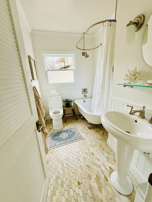 Haartrockner, Bidet, Handtücher, Seife