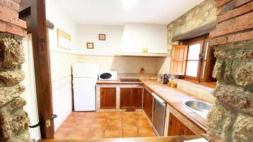 Een koelkast, een magnetron, een kookplaat, een vaatwasser