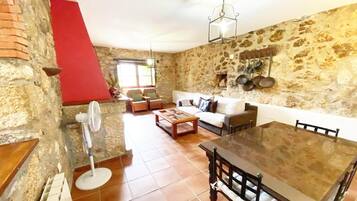 Una Smart TV, una chimenea