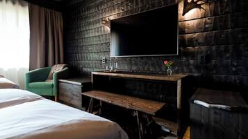 Deluxe Double Room, Balcony, Lake View | Desk, blackout curtains, iron/ironing board, free WiFi