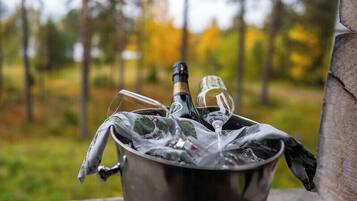 Deluxe-Doppelzimmer, Balkon, Seeblick | Terrasse/Patio