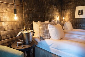 Deluxe Double Room, Balcony, Lake View | Desk, blackout drapes, iron/ironing board, free WiFi - Sunday Morning Resort (Pelkosenniemi)