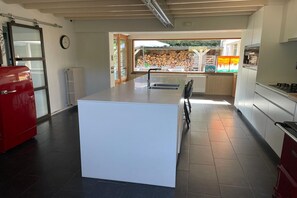 雪櫃、微波爐、焗爐、爐具