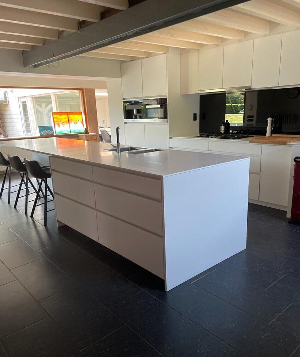 冷蔵庫、電子レンジ、オーブン、コンロ