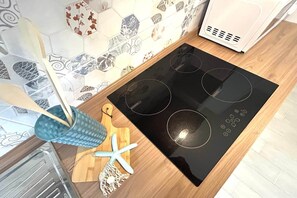 Four à micro-ondes, un four, surface de cuisson, cafetière-théière