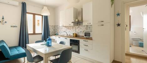 Microondas, horno, parrilla de estufa y cafetera y tetera