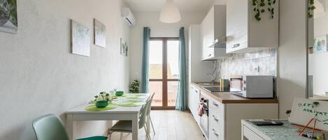 Microwave, oven, stovetop, coffee/tea maker