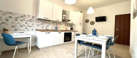 Mikrovågsugn, ugn, spishäll och kaffe- och tebryggare