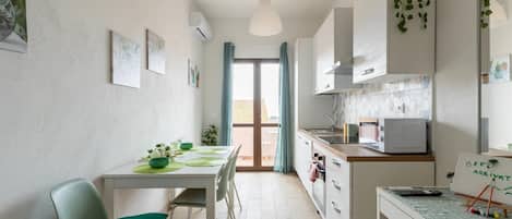 Microondas, horno, parrilla de estufa y cafetera y tetera