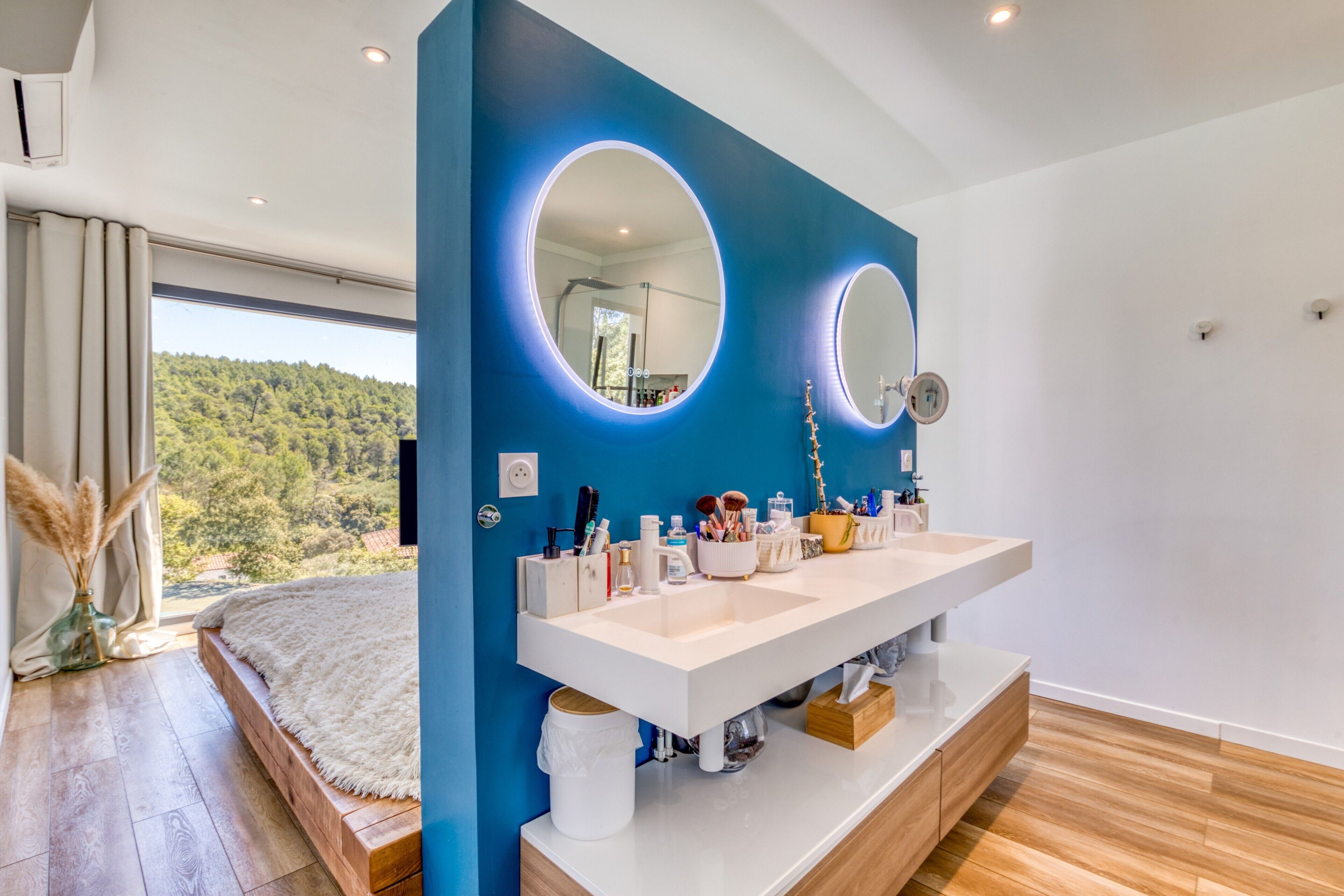 Silitysrauta/-lauta, Wi-Fi, vuodevaatteet