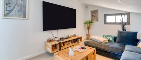 TV, fireplace, table tennis