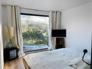 Tabla de planchar con plancha, wifi y ropa de cama 