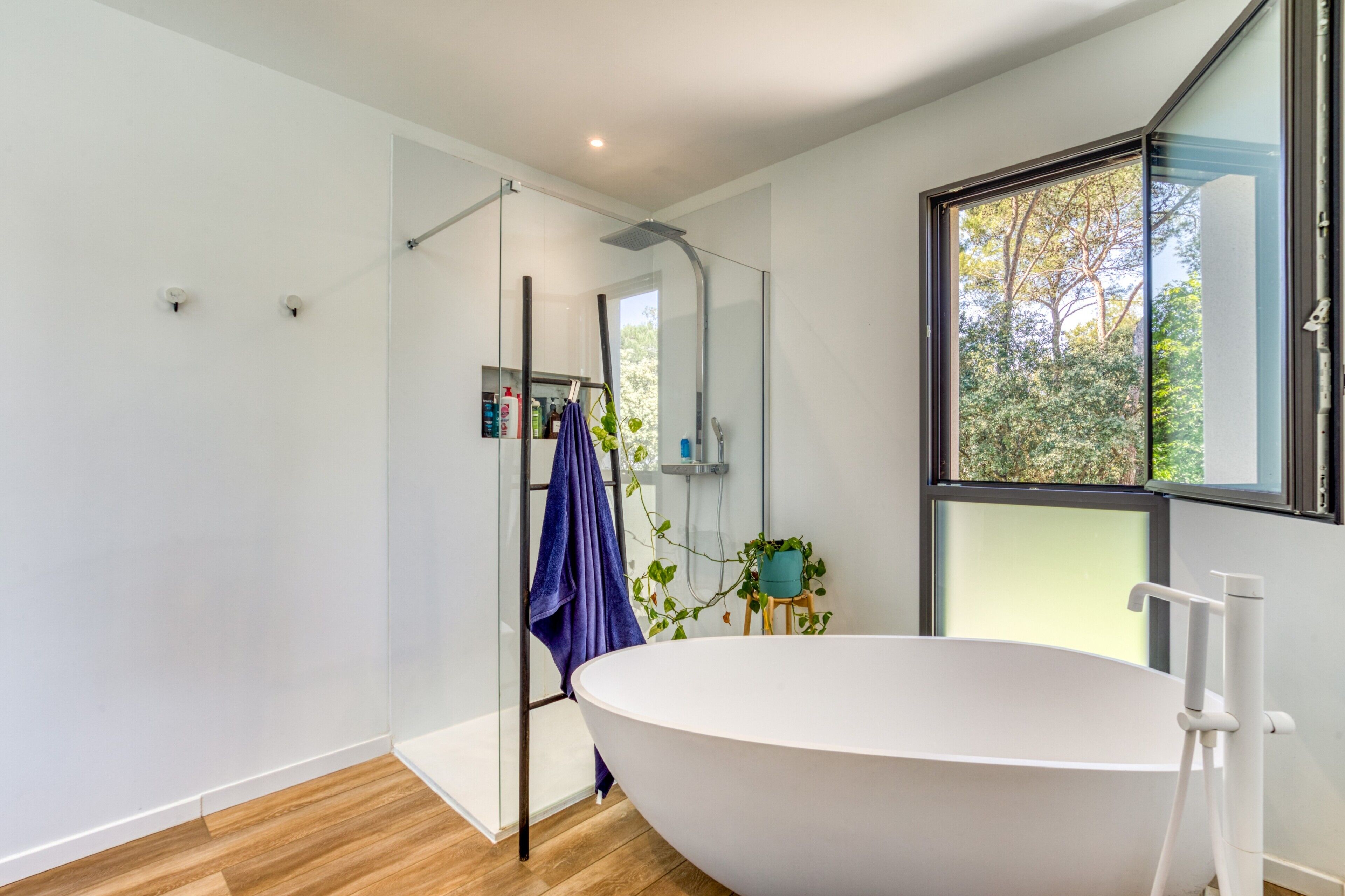 Douche, articles de toilette gratuits, sèche-cheveux