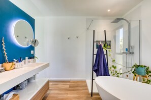 Shower, free toiletries, hair dryer, towels