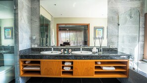 Suite básica | Baño | Amenidades de baño gratuitas, batas, pantuflas, bidet 