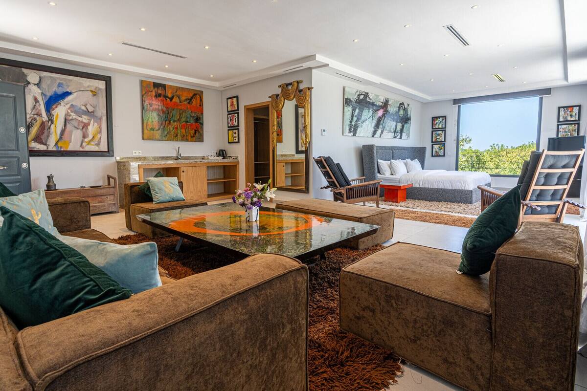 Una sala moderna con sofá, mesa de centro y cama con vistas.