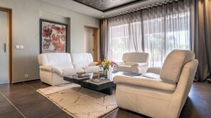 Suite – basic | Oppholdsområde | En 50-centimeters smart-TV med digitale kanaler