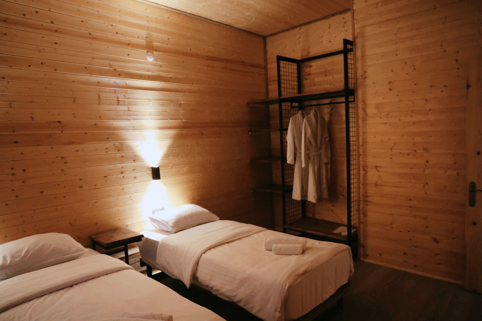 Traditionele cottage, uitzicht op zwembad | Een bureau, gratis wifi