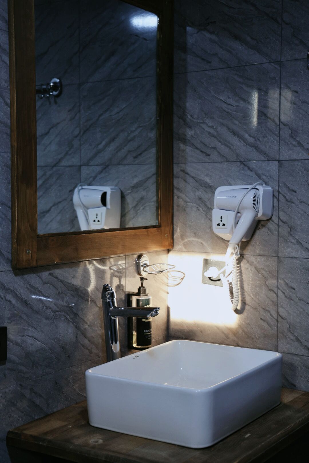 Suite Deluxe, vista a la alberca | Baño | Regadera, secadora de cabello, toallas 