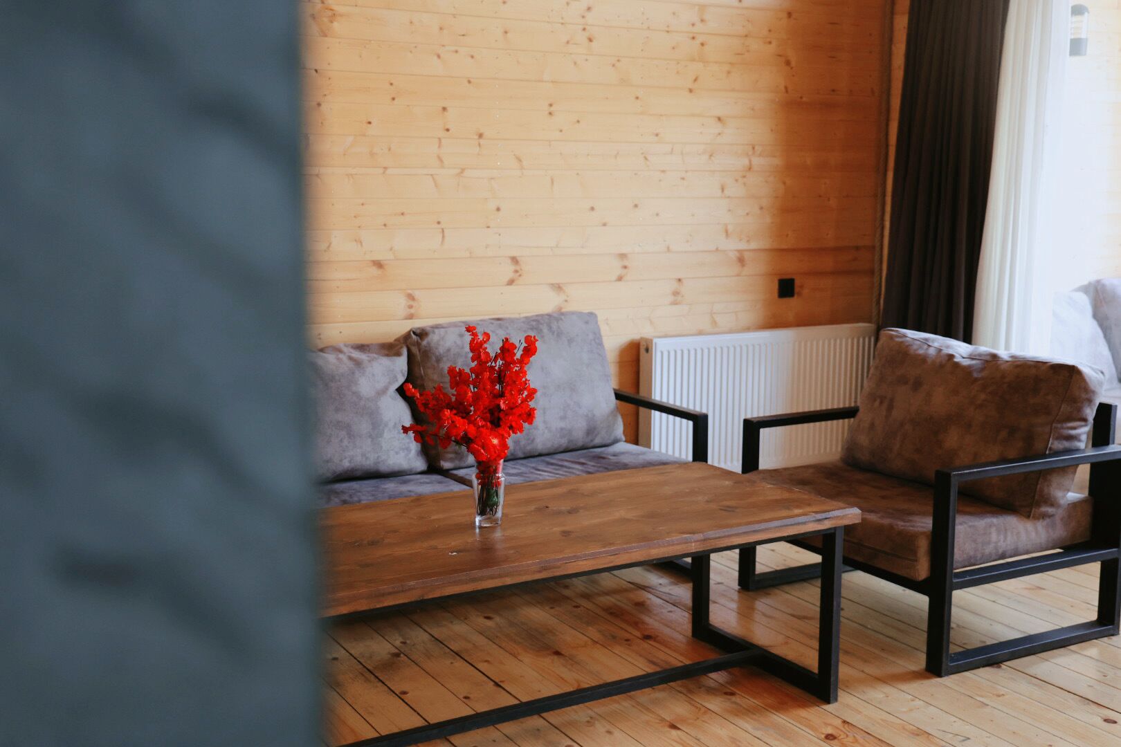 Sviitti, näköala uima-altaalle | Oleskelualue