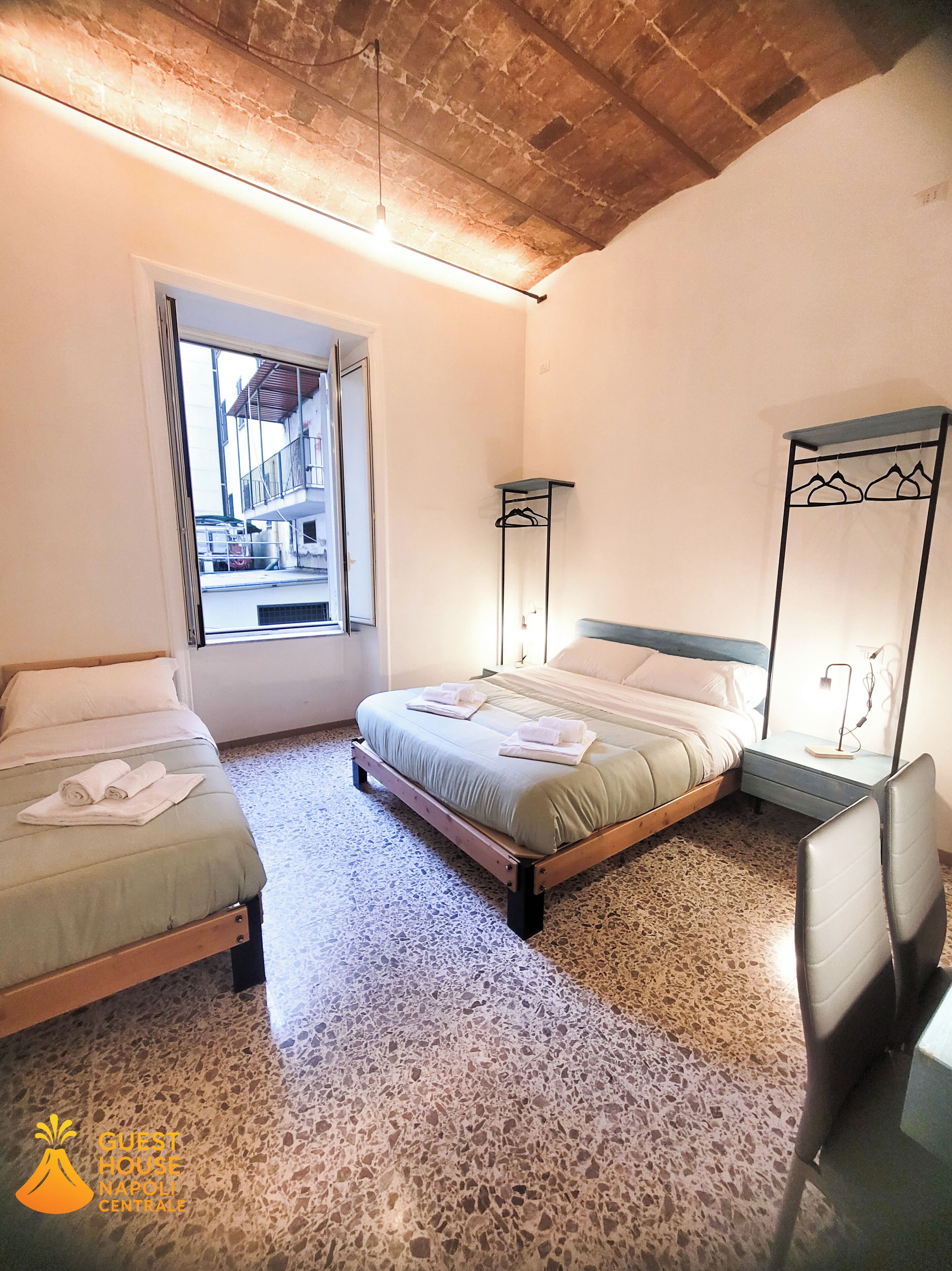 Dreibettzimmer | Schreibtisch, laptopgeeigneter Arbeitsplatz, Verdunkelungsvorhänge