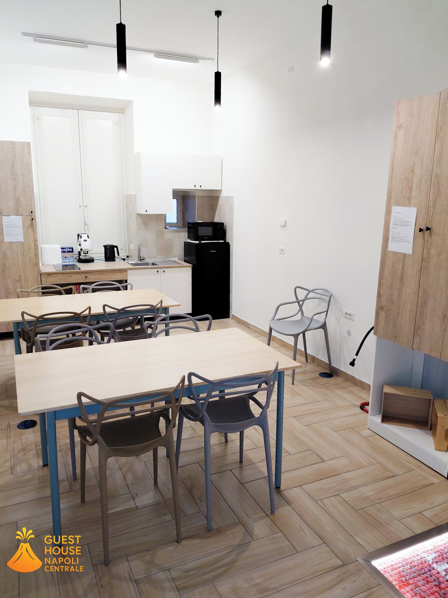 Kühlschrank, Mikrowelle, Herdplatte, Kochgeschirr/Geschirr/Besteck