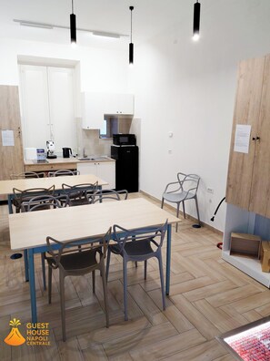 Refrigerador, microondas, parrilla de estufa y utensilios de cocina