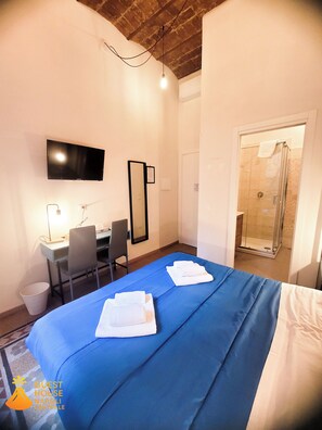 Double Room | Desk, laptop workspace, blackout curtains, soundproofing - Guest House Napoli Centrale (Naples)
