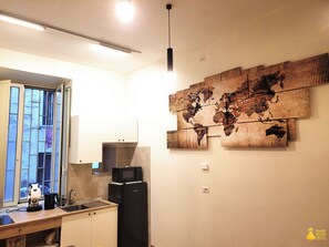 Kühlschrank, Mikrowelle, Herdplatte, Kochgeschirr/Geschirr/Besteck