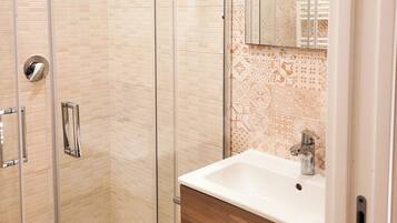 Doppelzimmer | Badezimmer | Dusche, Haartrockner, Hausschuhe, Handtücher