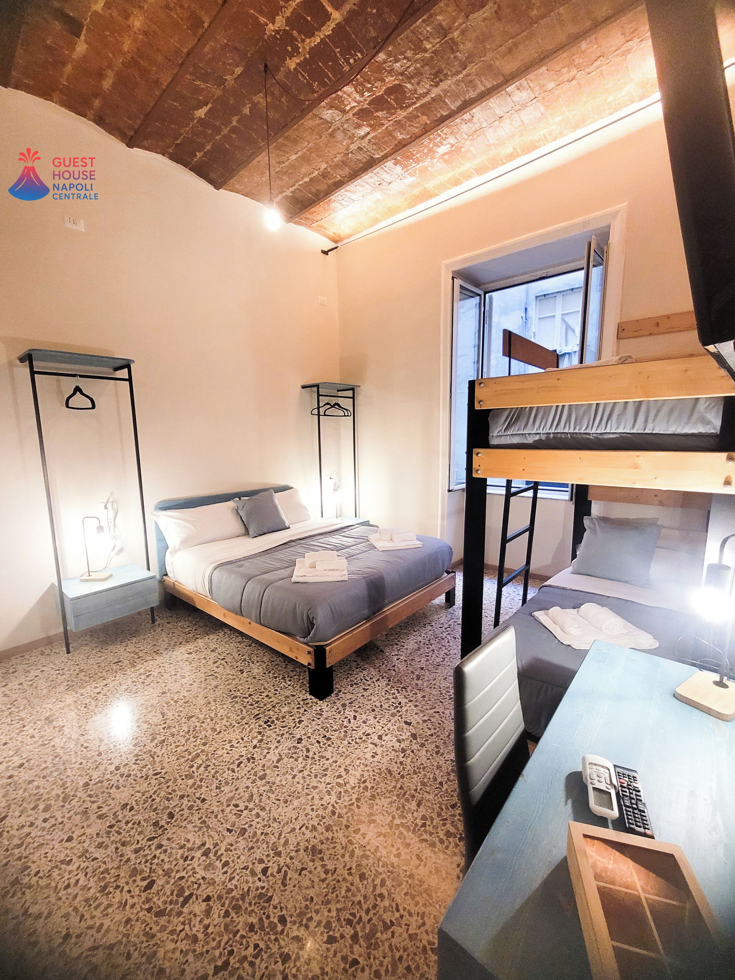 Vierbettzimmer | Schreibtisch, laptopgeeigneter Arbeitsplatz, Verdunkelungsvorhänge