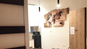 Kühlschrank, Mikrowelle, Herdplatte, Kochgeschirr/Geschirr/Besteck