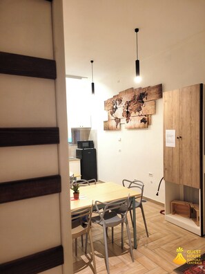 Kühlschrank, Mikrowelle, Herdplatte, Kochgeschirr/Geschirr/Besteck