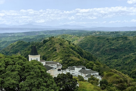 Vista da propriedade. Scenic Tagaytay Getaway with Taal Views