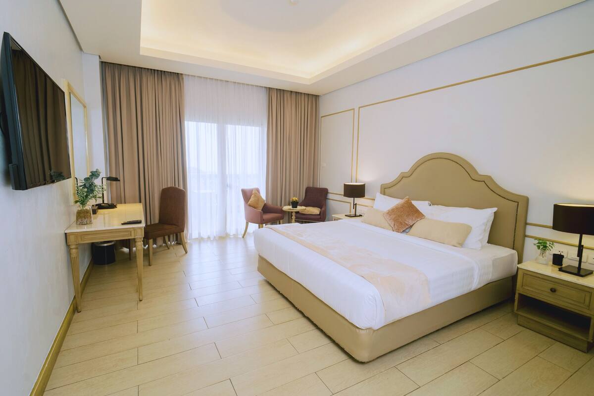 Premier Room, 1 King Bed | In-room safe, blackout curtains, free WiFi, bed sheets
