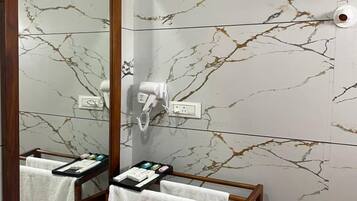 Artículos de tocador gratuitos, secador de pelo, toallas, jabón