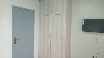 Quartos à prova de som, ferros/tábuas de passar roupa, Wi-Fi de cortesia