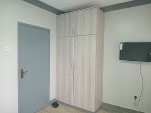 Quartos à prova de som, ferros/tábuas de passar roupa, Wi-Fi de cortesia