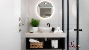 Chuveiro, secador de cabelo, toalhas de banho, shampoo