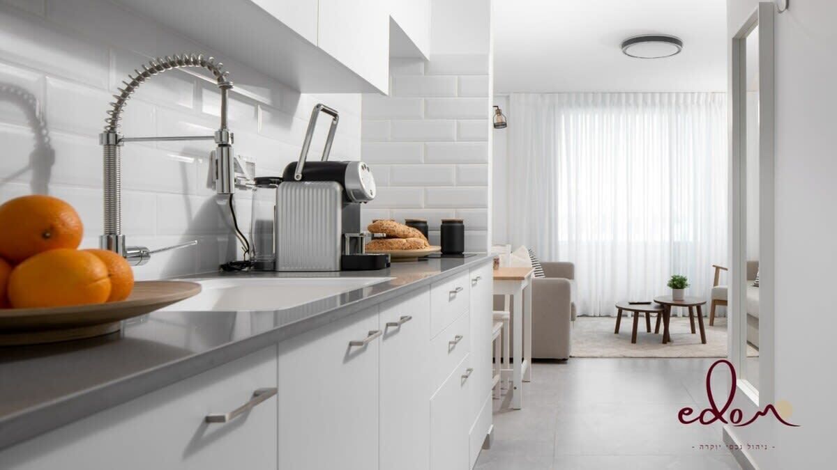 Refrigerador, microondas, parrilla de estufa y cafetera y tetera 