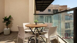 Outdoor dining - דירת משפחתית 80 מ"ר במיקום מרכזי - By Edom (Eilat)